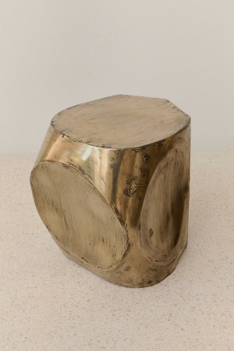 ROCHER SMALL TABLE IN POLISHED BRASS RESIN