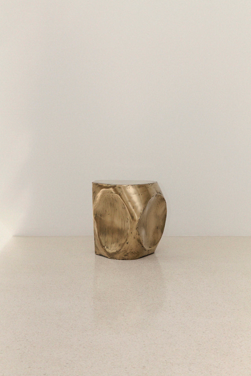 ROCHER SMALL TABLE IN POLISHED BRASS RESIN